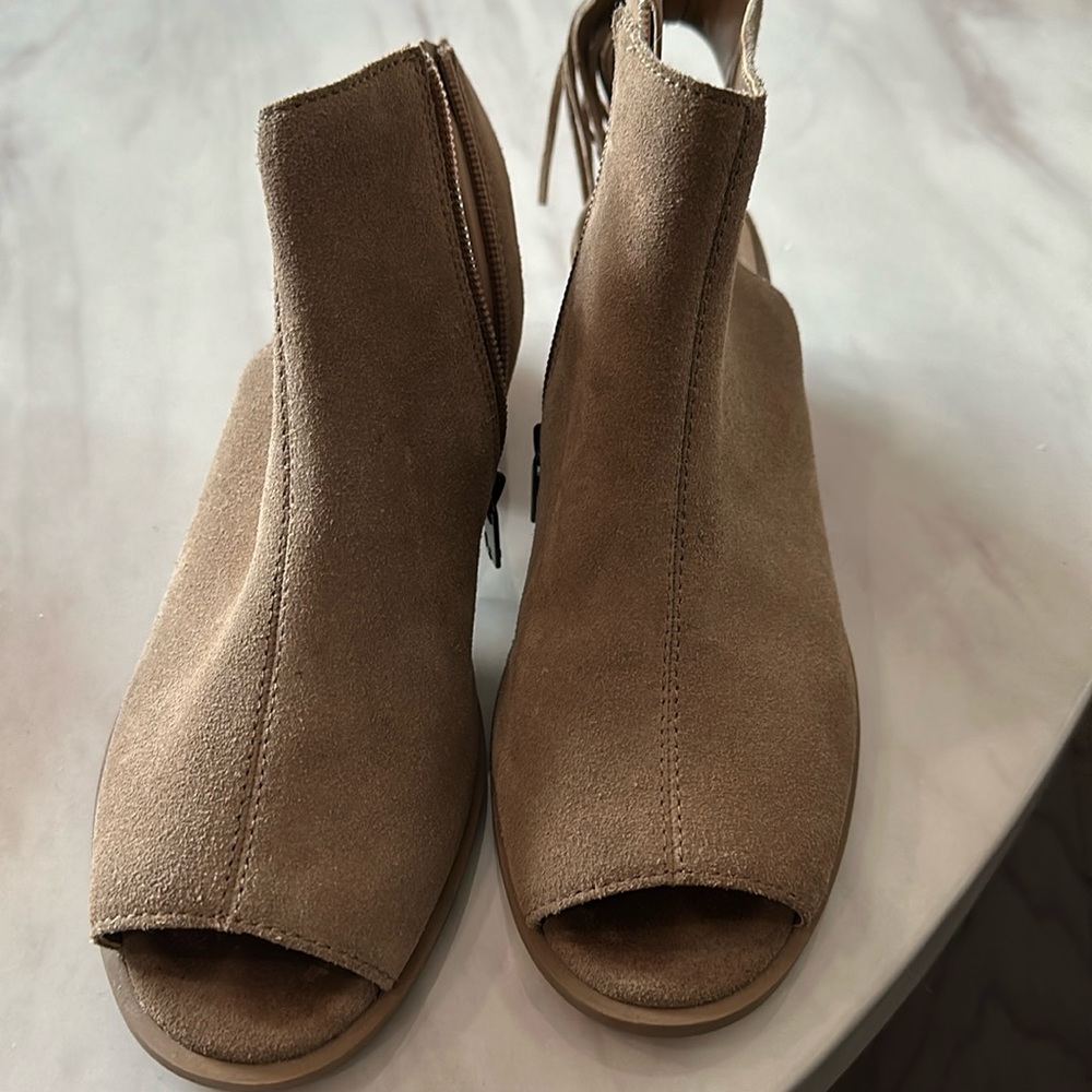 Barely Worn Koolaburra by Ugg beige suede Wedge peep Toe zip up shoe